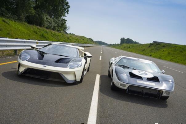 Ford GT Prototype Heritage Edition und Ford GT Prototyp von 1964.  Foto: Autoren-Union Mobilität/Ford